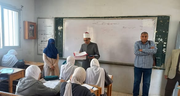 الشيخ فواز عبادي رئيس الإدارة المركزية لمنطقة القاهرة الأزهرية يتفقد لجنه معهد السلطان راشد.