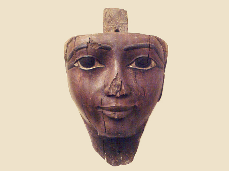 قناع خشبي داكن اللون