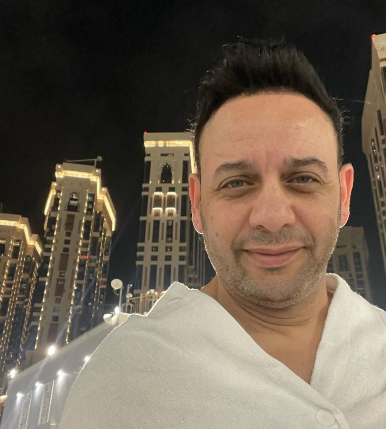 مصطفى قمر يودي مناسك العمرة ويشارك الجمهور بعدة صورة له من مكة