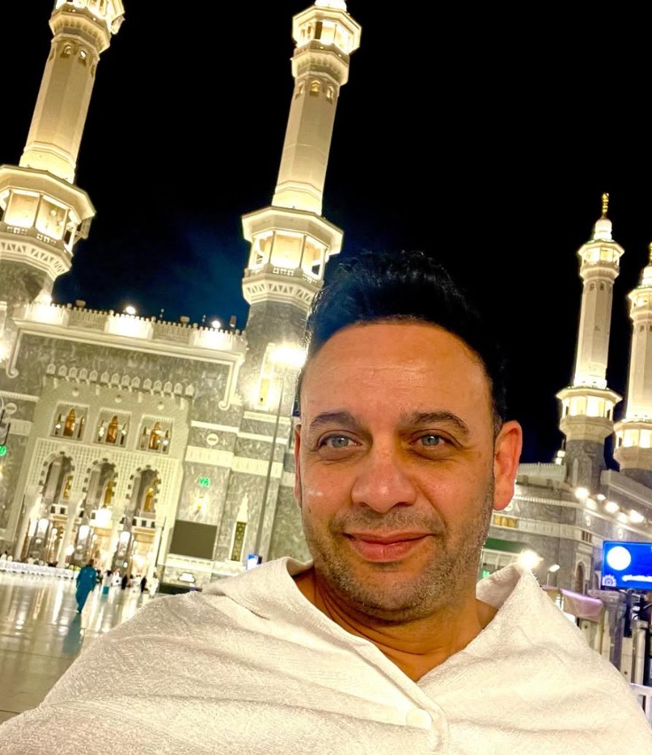 مصطفى قمر يودي مناسك العمرة ويشارك الجمهور بعدة صورة له من مكة