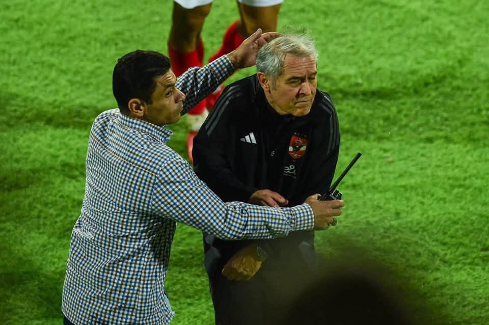 لحظة مغادرة كولر ملعب المباراة بعد التعادل مع صن داونز