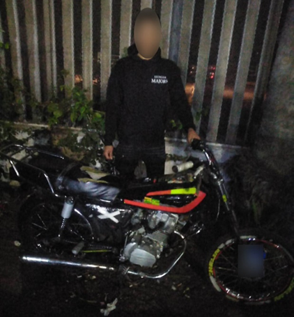 المتهم والدراجة النارية المضبوطة