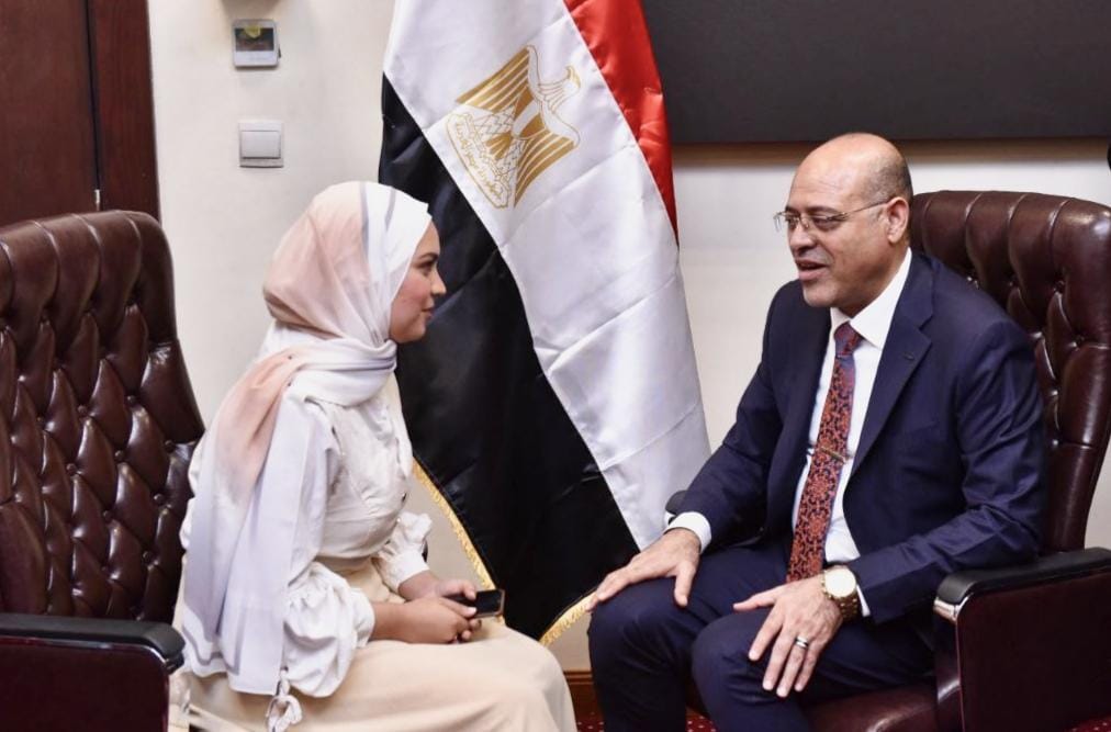 وزير العمل مع محررة القاهرة 24