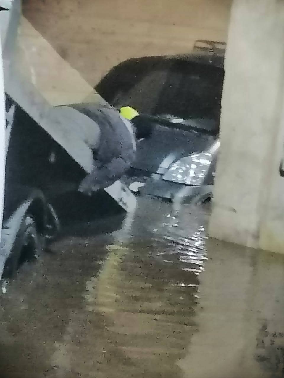 إنقاذ سيارة عالقة داخل نفق بالمنوفية بسبب شدة الأمطار&nbsp;