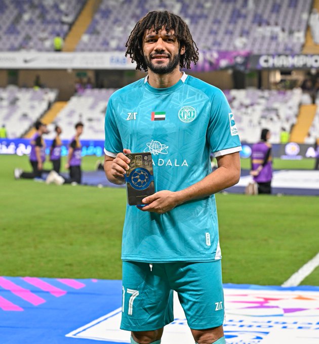 محمد النني يتسلم جائزة الأفضل في شهر أبريل بالدوري الإماراتي&nbsp;