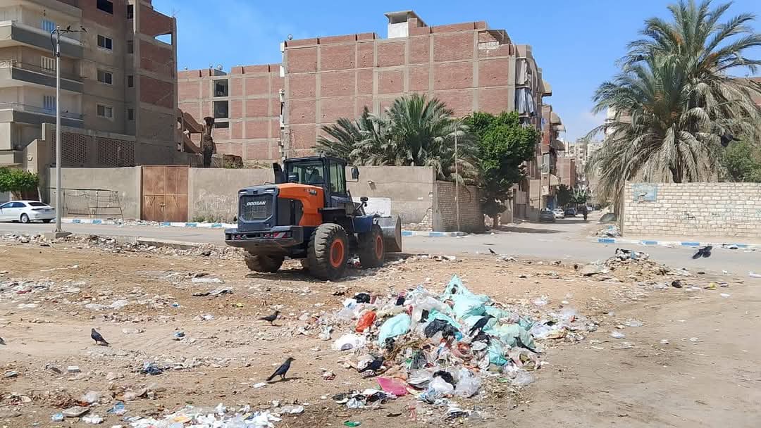 رفع المخلفات في حي الأربعين&nbsp;
