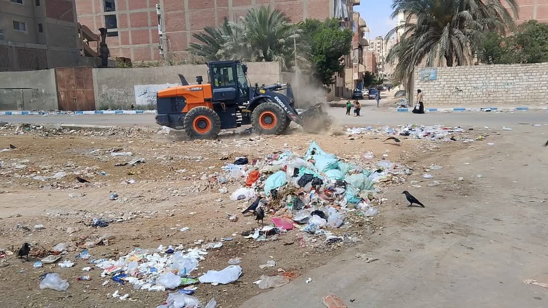 رفع المخلفات في حي الأربعين&nbsp;
