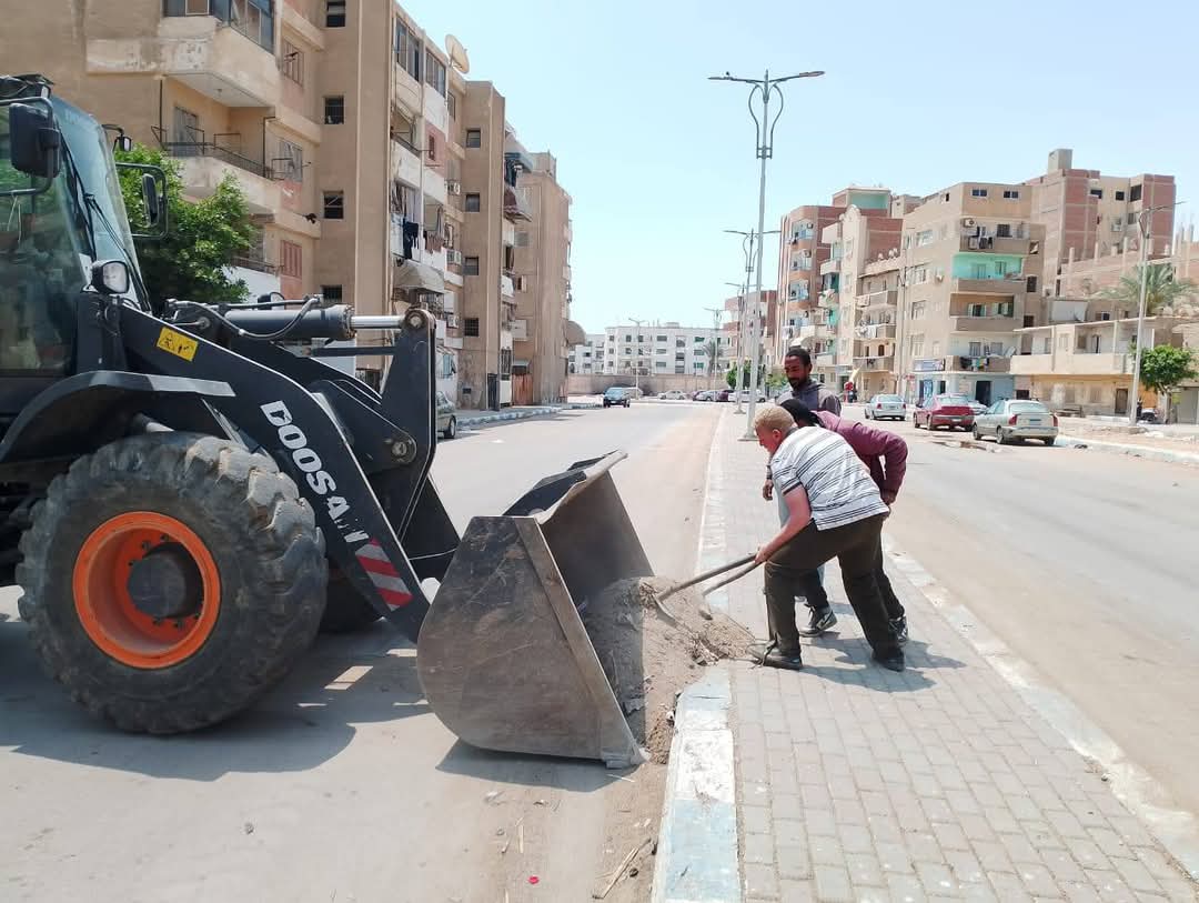 رفع المخلفات في حي الأربعين&nbsp;