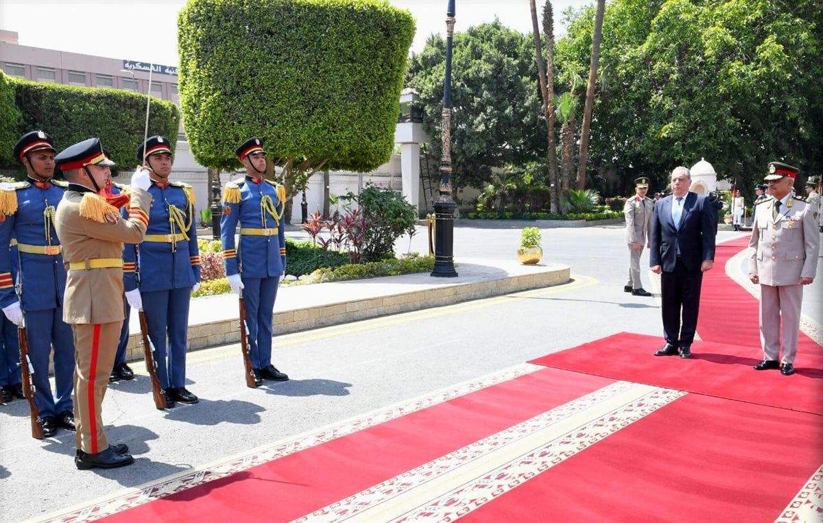 الفريق أول عبدالمجيد صقر القائد العام للقوات المسلحة وزير الدفاع والإنتاج الحربى يلتقى وزير الدفاع القبرصى&nbsp;