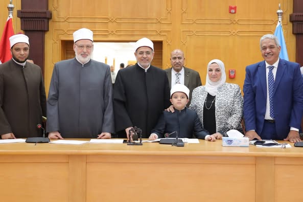 بعد إبداعه في حفظ المتون.. مجلس جامعة الأزهر يهدي صغيرا أزهريا درع الجامعة وشهادة تقدير تشجيعا له ولوالديه&nbsp;