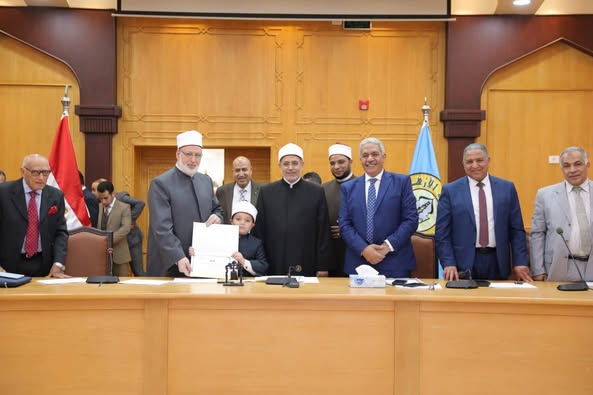 بعد إبداعه في حفظ المتون.. مجلس جامعة الأزهر يهدي صغيرا أزهريا درع الجامعة وشهادة تقدير تشجيعا له ولوالديه&nbsp;