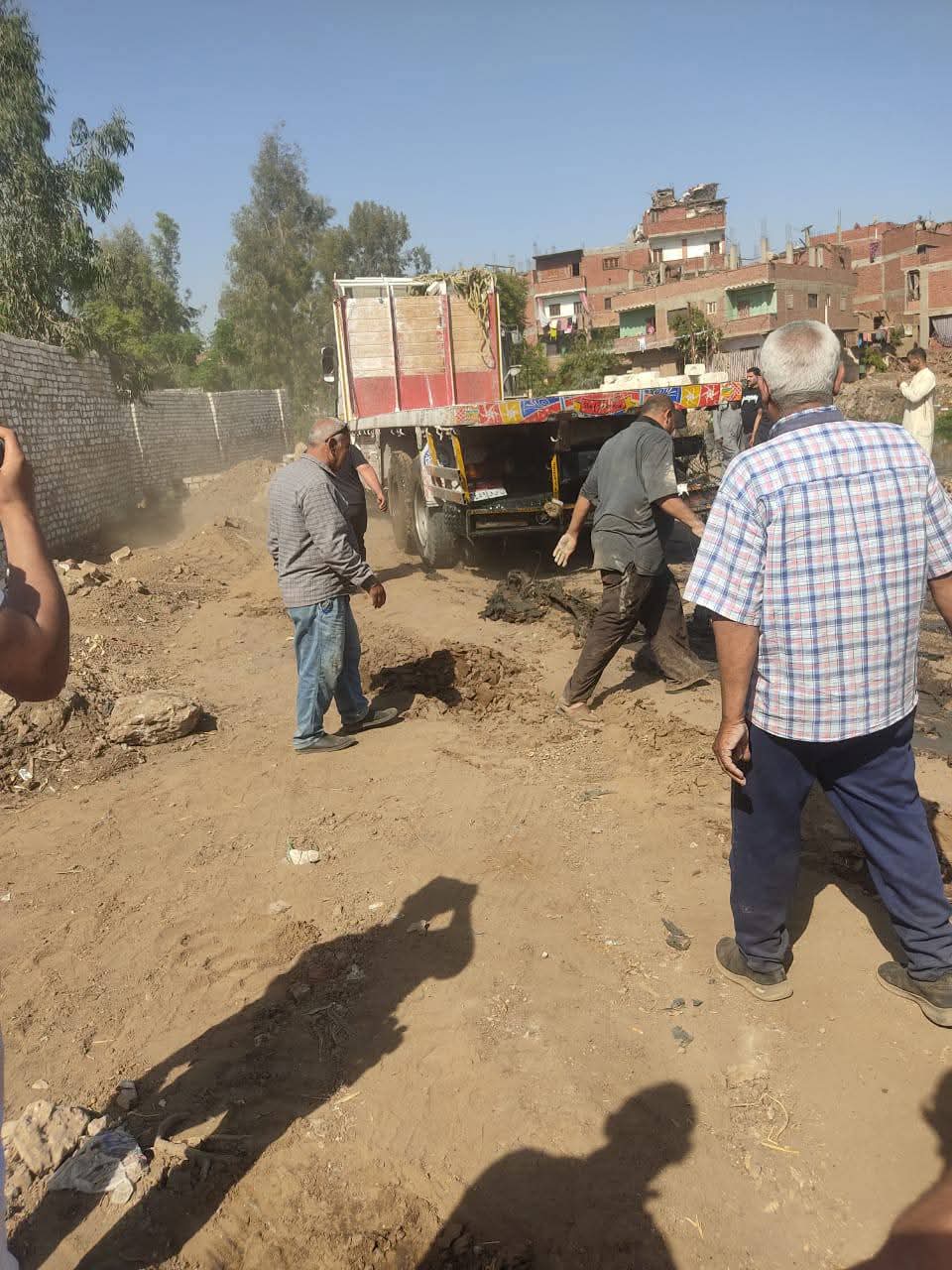 نجاح رفع سيارة نقل ثقيل من ترعة بالمنوفية&nbsp;