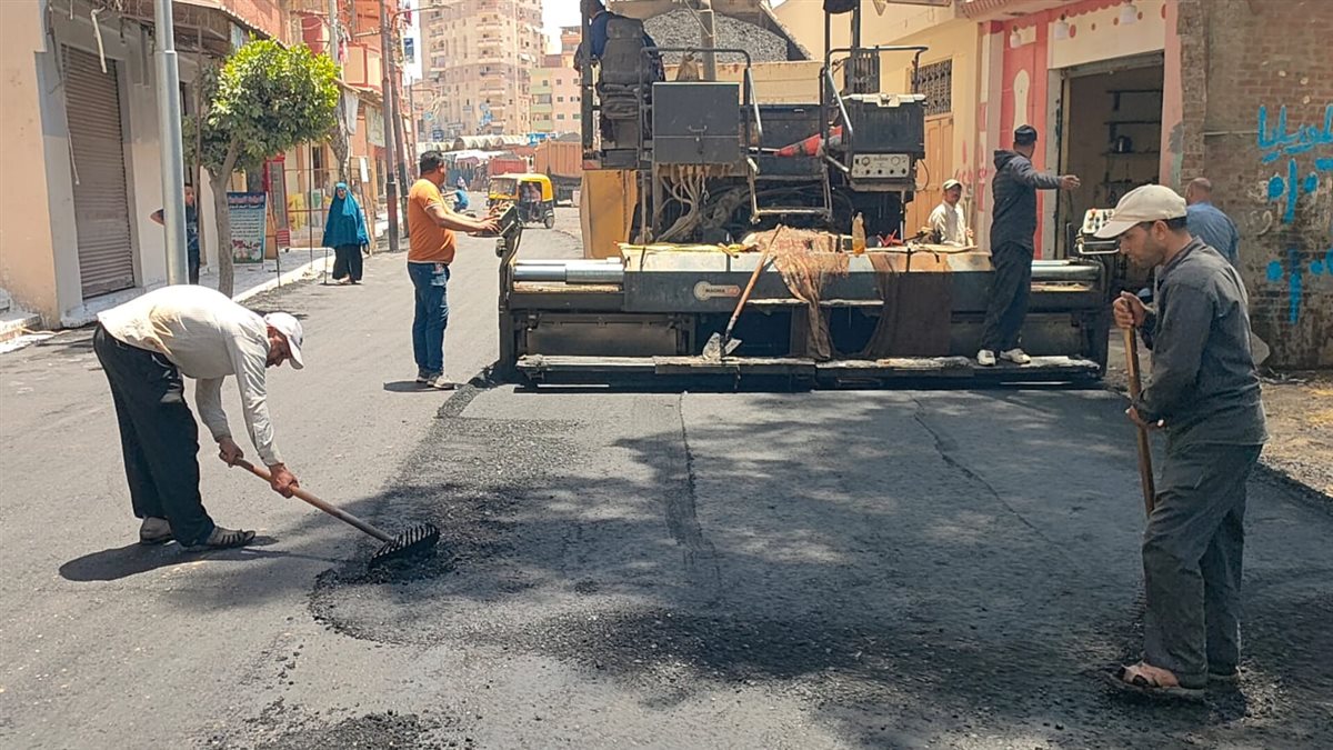 رصف شارع ترعة الرشيدية بالمحمودية بطول 650 متر &nbsp;