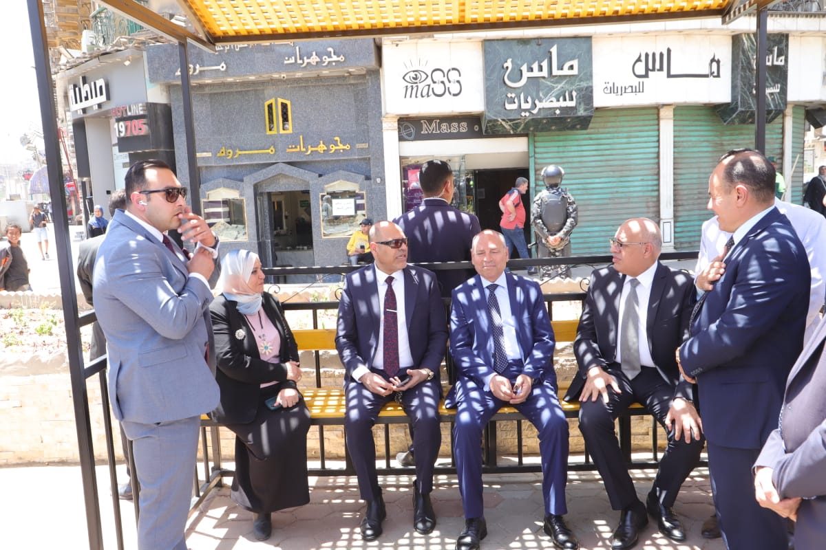 &nbsp;وزير العمل ومحافظ القاهرة يتفقدان أماكن انتظار لائقة لعمال التراحيل بباب الشعرية&nbsp;<br alt=