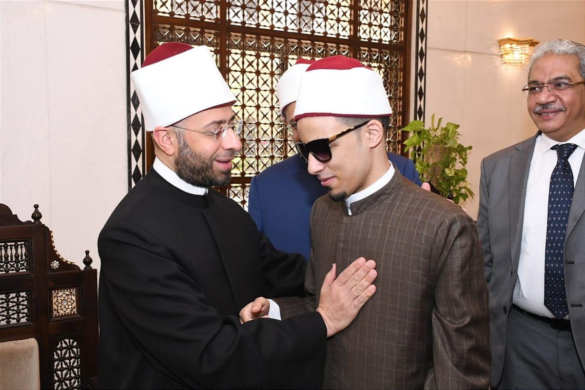 ويلتقي بأصغر إمام بمحراب الجامع الأزهر.. وزير الأوقاف لذوي الهمم: نتطلّع منكم لأن تكونوا في الغد القريب أئمةً وقادةً&nbsp;