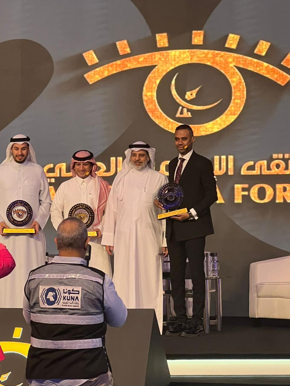 تكريم المشاركين في الجلسة