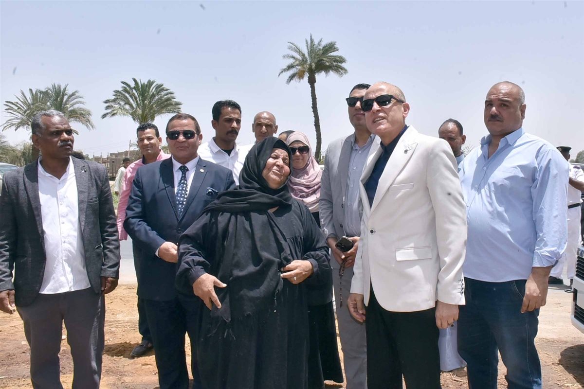 محافظ يزور سيدة الميكروباص في منزلها&nbsp;