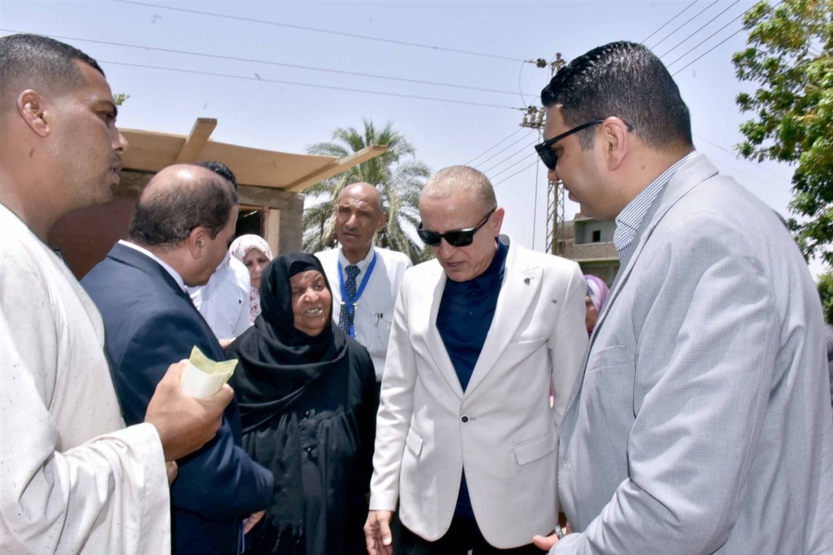 محافظ يزور سيدة الميكروباص في منزلها&nbsp;
