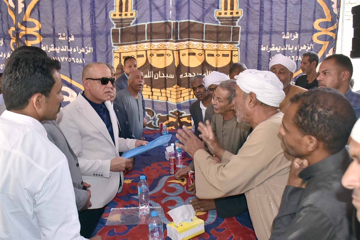 محافظ الأقصر واهالي الديمقراط&nbsp;