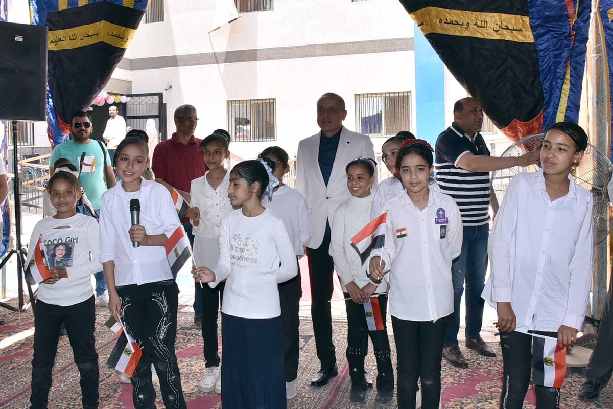 محافظ الأقصر واهالي الديمقراط&nbsp;