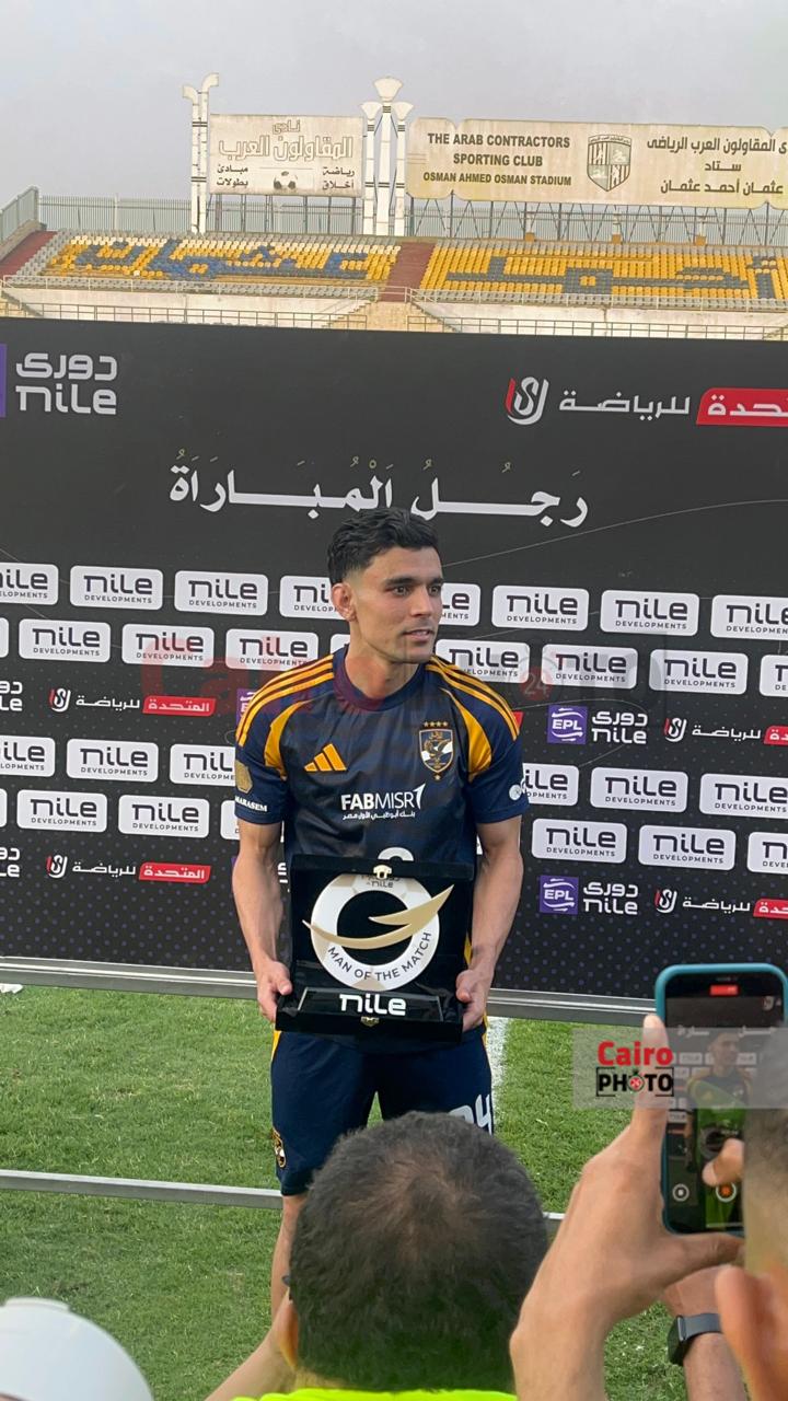 بن شرقي مع جائزة رجل مباراة الأهلي وسيراميكا&nbsp;