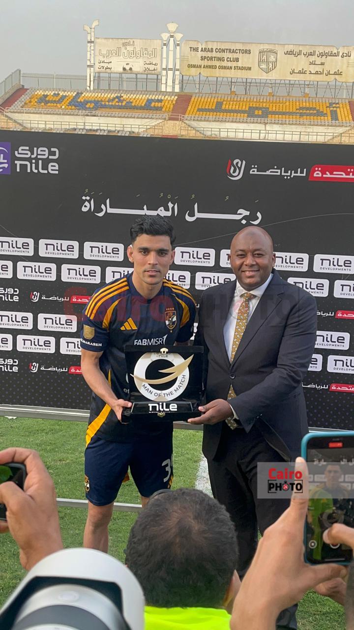 بن شرقي مع جائزة رجل مباراة الأهلي وسيراميكا&nbsp;