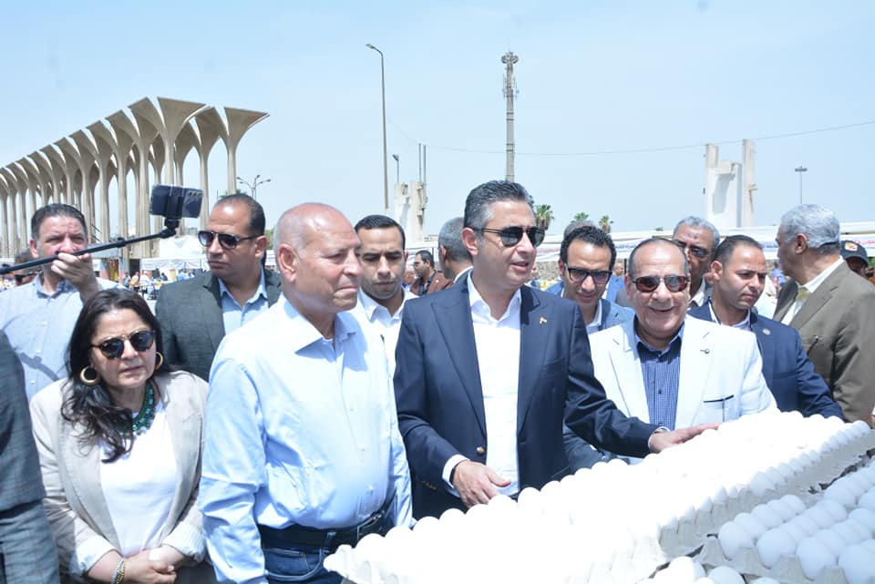 &nbsp;وزير التموين ومحافظ القاهرة يفتتحان سوق اليوم الواحد بمدينة نصر