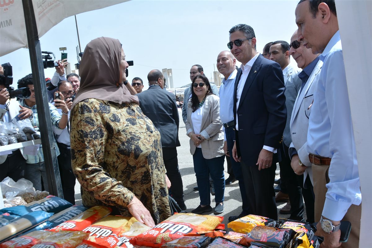 &nbsp;وزير التموين ومحافظ القاهرة يفتتحان سوق اليوم الواحد بمدينة نصر