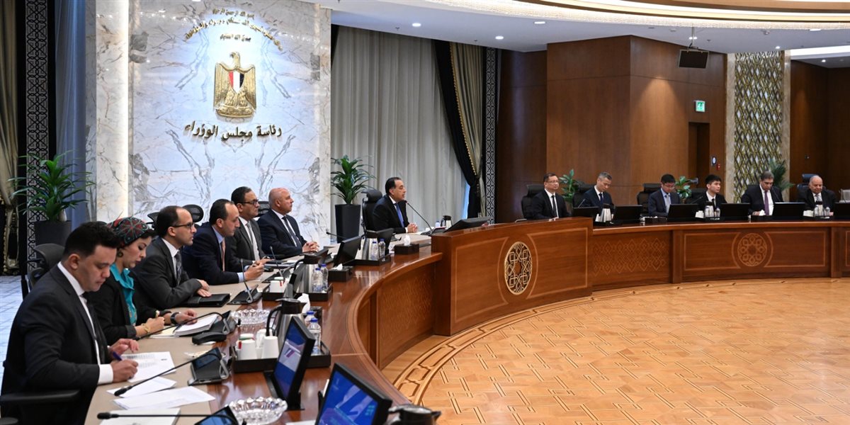 رئيس الوزراء يجتمع مع رئيس شركة 