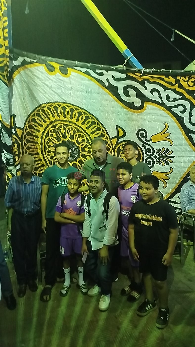الخطيب يلتقط صورا تذكارية مع الصغار&nbsp;