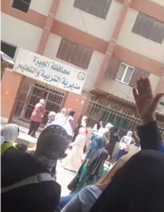 جانب من وقفة أولياء الأمور&nbsp;