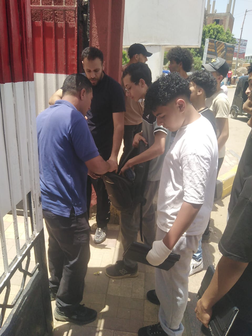 تفتيش قبل الدخول للامتحانات بالمنوفية&nbsp;