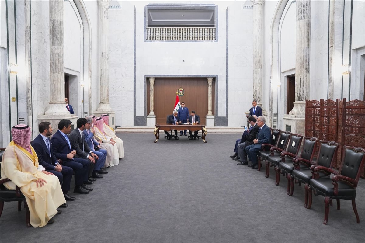 جانب من التوقيع