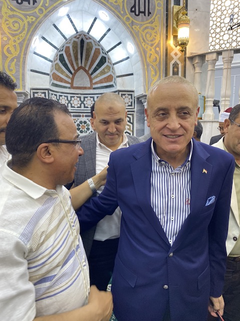 استقبال الأهالي لمحافظ الأقصر بمسجد يوسف بدوي&nbsp;