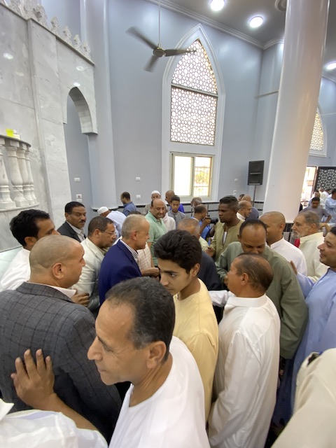 استقبال الأهالي لمحافظ الأقصر بمسجد يوسف بدوي&nbsp;