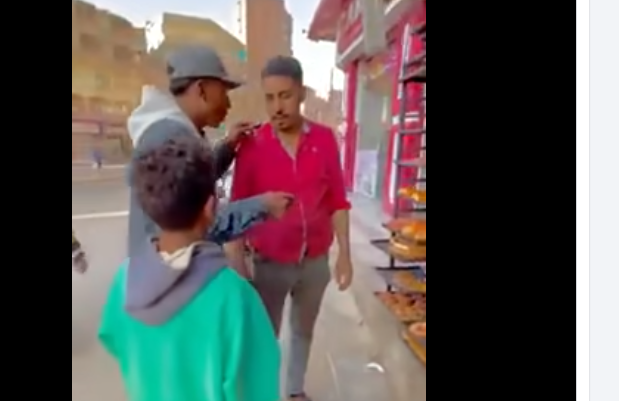 &nbsp;فيديو لـ بلوجر يطارد طفلًا سرق قطعة باتيه
