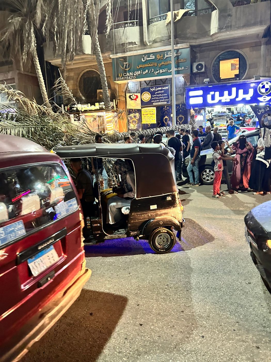 سقوط نخلة على عدد من السيارات&nbsp;