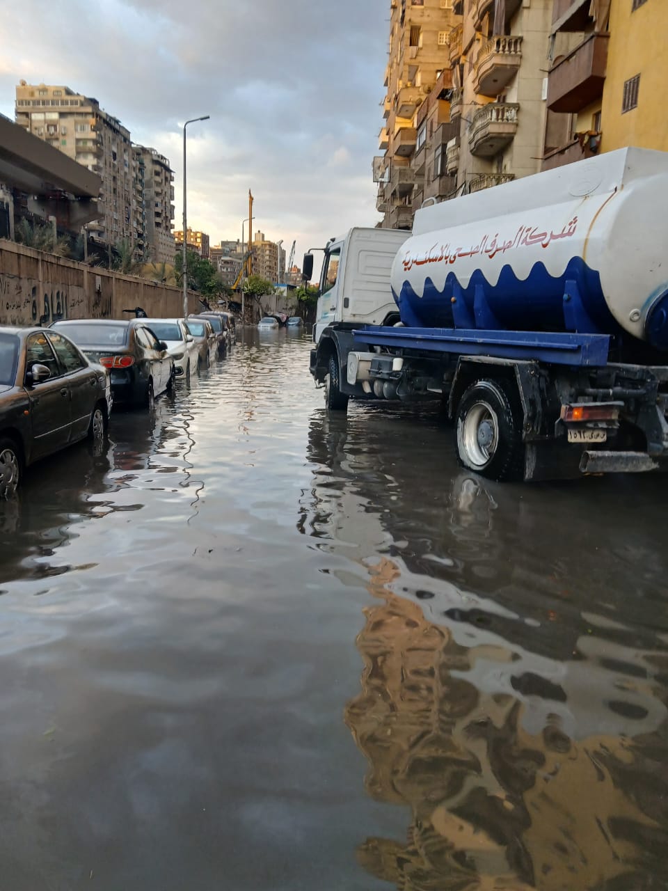 عمال الصرف الصحي والمياه والهلال الأحمر جنود مجهولون لتفادي تداعيات عاصفة الإسكندرية&nbsp;