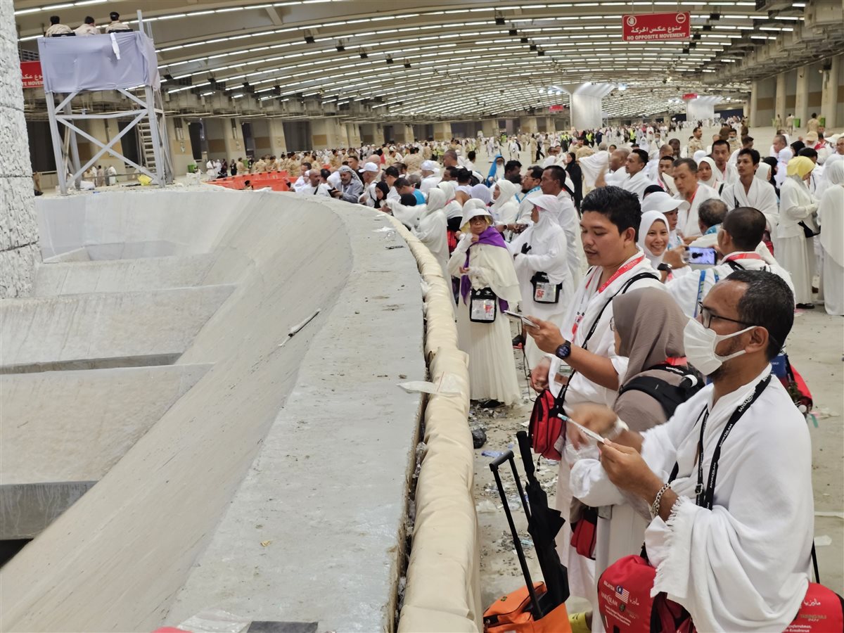 &nbsp;رمي الجمرات في أول أيام التشريق