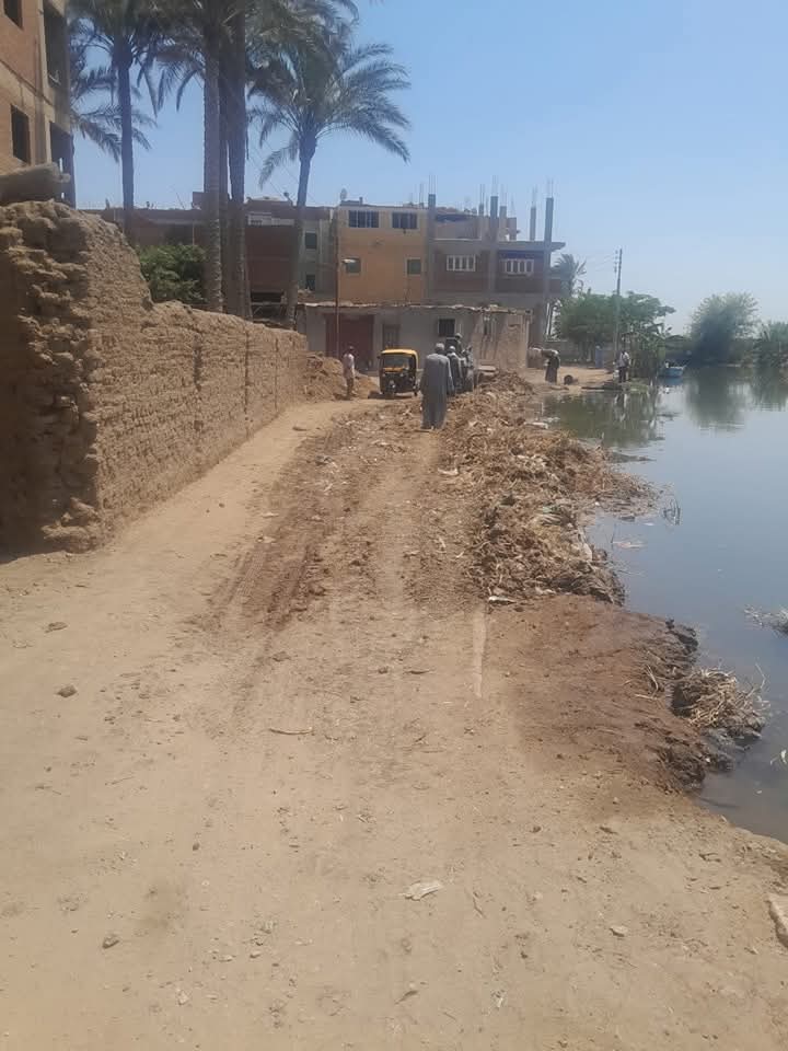 محليات المنوفية تتعامل مع&nbsp;غمر مياه ترعة الباجورية لطريقين في تلا