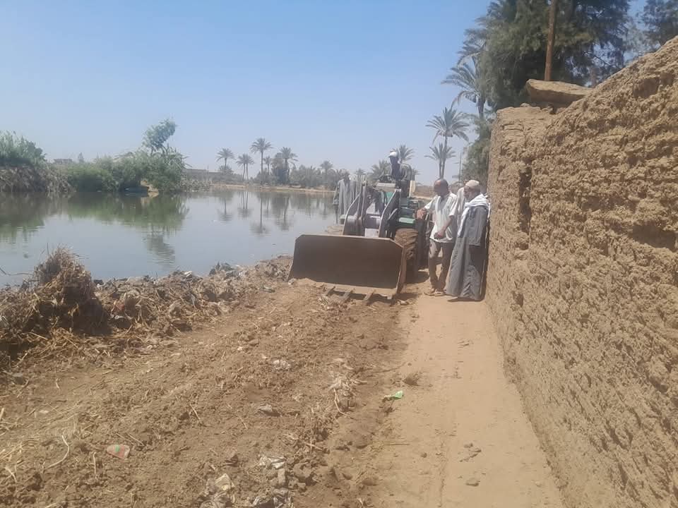 محليات المنوفية تتعامل مع&nbsp;غمر مياه ترعة الباجورية لطريقين في تلا
