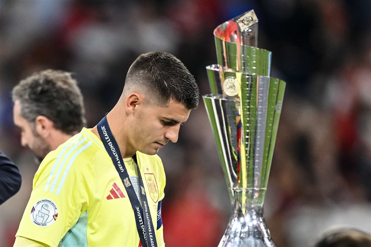 <strong>المهاجم الإسباني ألفارو موراتا رفقة كأس دوري الأمم الأوروبية&nbsp;</strong>