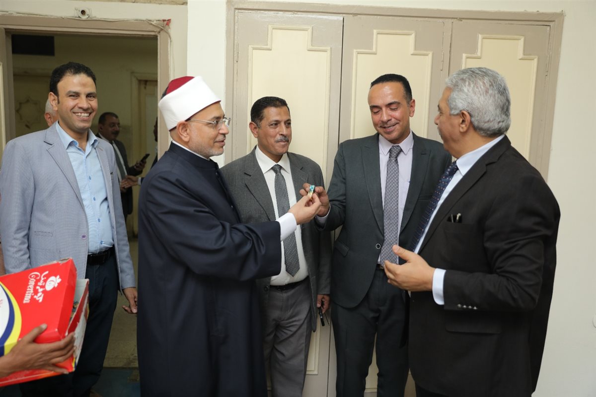 بتوزيع الشيكولاته.. رئيس جامعة الأزهر يهنئ منسوبي الجامعة بعيد الأضحى المبارك عقب عودته من الحج