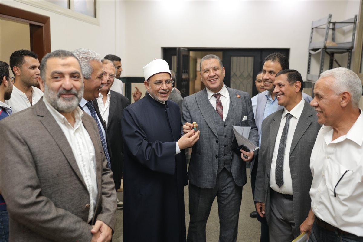 بتوزيع الشيكولاته.. رئيس جامعة الأزهر يهنئ منسوبي الجامعة بعيد الأضحى المبارك عقب عودته من الحج