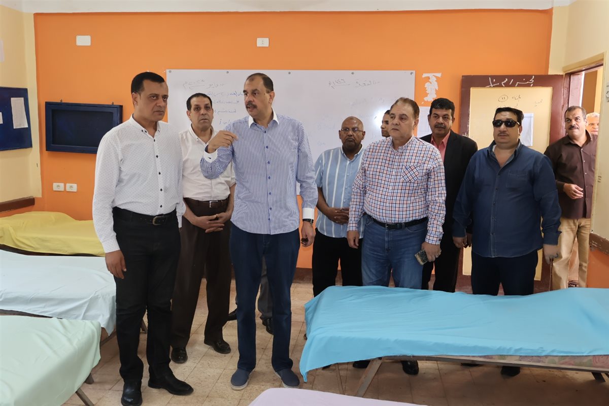 محافظ سوهاج يتفقد تجهيزات لجان امتحانات الثانوية العامة واستراحات الملاحظين