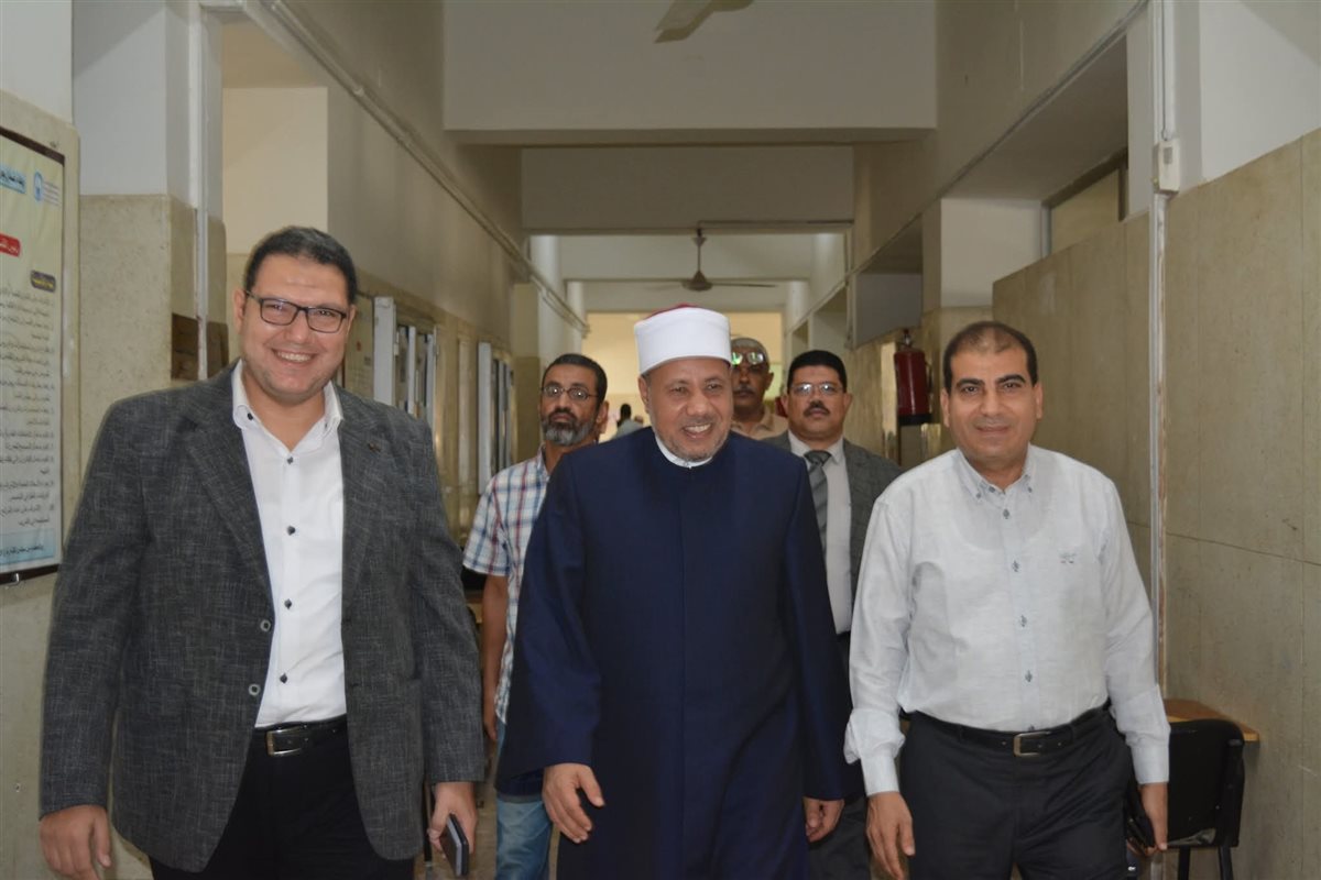 &nbsp;نائب رئيس جامعة الأزهر للوجه القبلي يتابع سير امتحانات الفصل الدراسي الثاني بكلية طب الأسنان