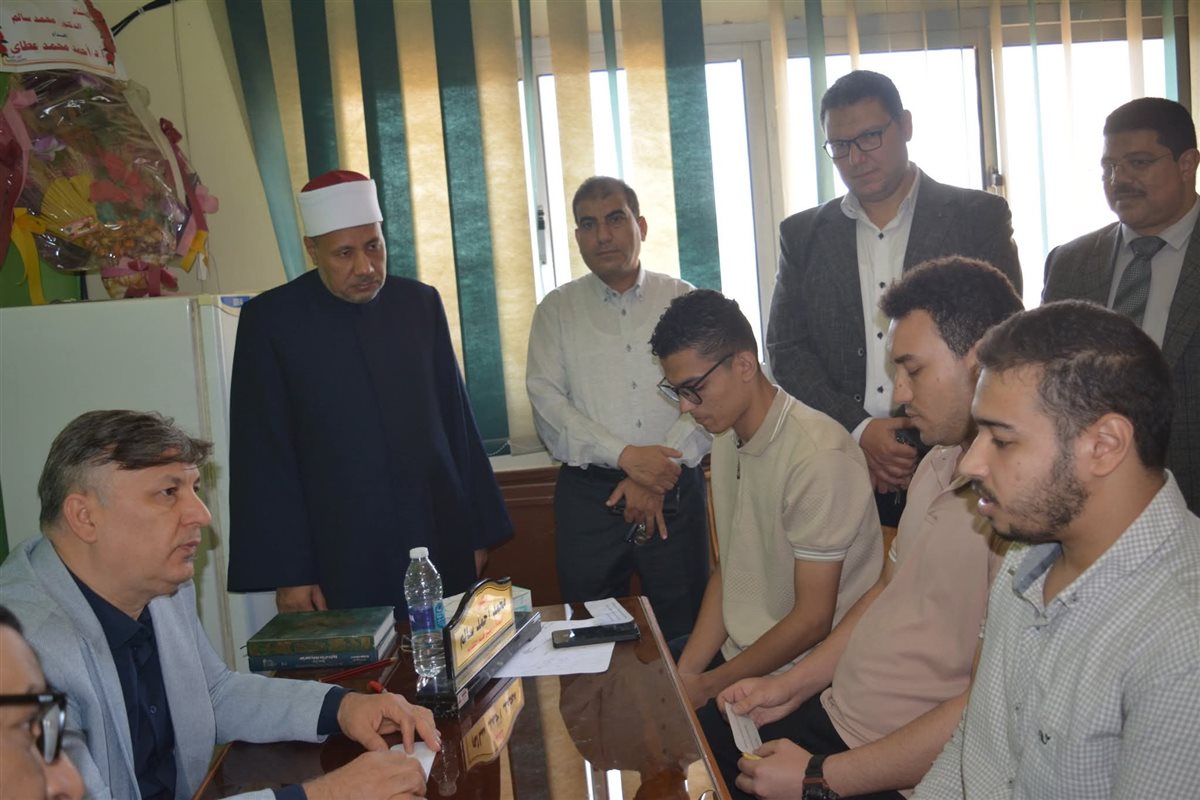 &nbsp;نائب رئيس جامعة الأزهر للوجه القبلي يتابع سير امتحانات الفصل الدراسي الثاني بكلية طب الأسنان