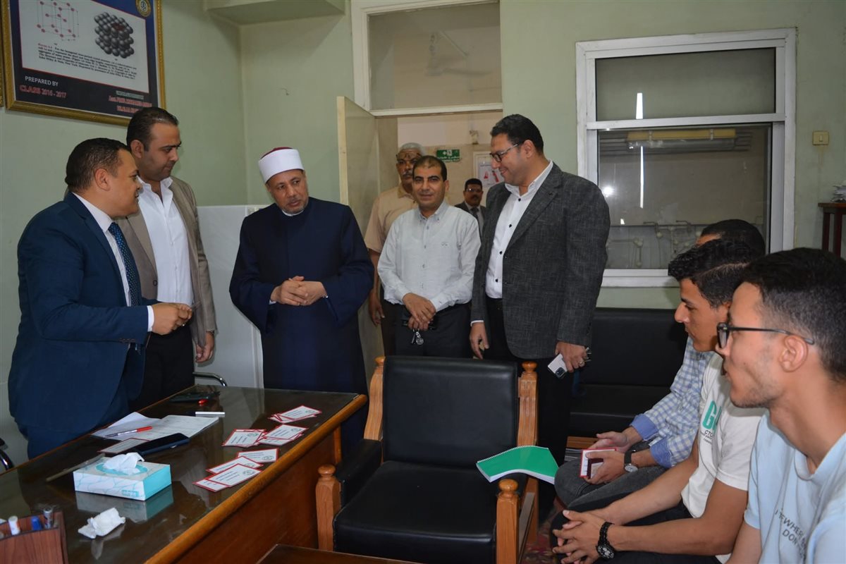 &nbsp;نائب رئيس جامعة الأزهر للوجه القبلي يتابع سير امتحانات الفصل الدراسي الثاني بكلية طب الأسنان
