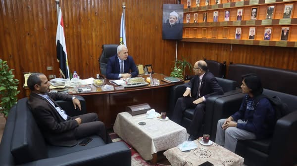 بكى في لجنة الامتحانات بسبب وفاة والده في إندونيسيا.. رئيس جامعة الأزهر يعزي أحد الوافدين&nbsp;