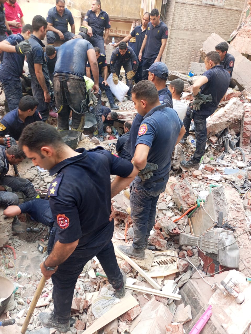 &nbsp;استخراج فتاة صغيرة من أسفل عقار حدائق القبة المنهار
